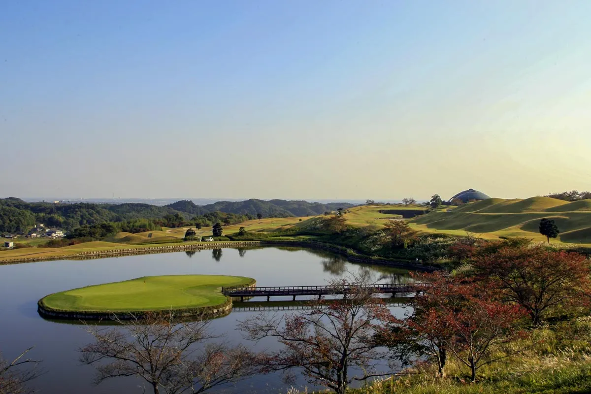 新・西山荘CC17番ホールの浮島グリーン。スリリングな興奮を味わおう 写真:ゴルフ場提供